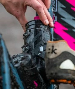 Muc-Off Elite Custom Fly Water Bottle 550ml 10 Muc-Off Elite Custom Fly Water Bottle 550ml -Pas Cher Sacs Magasin HERO 422 X Elite Fly Water Bottle BLACK 1900x crop center